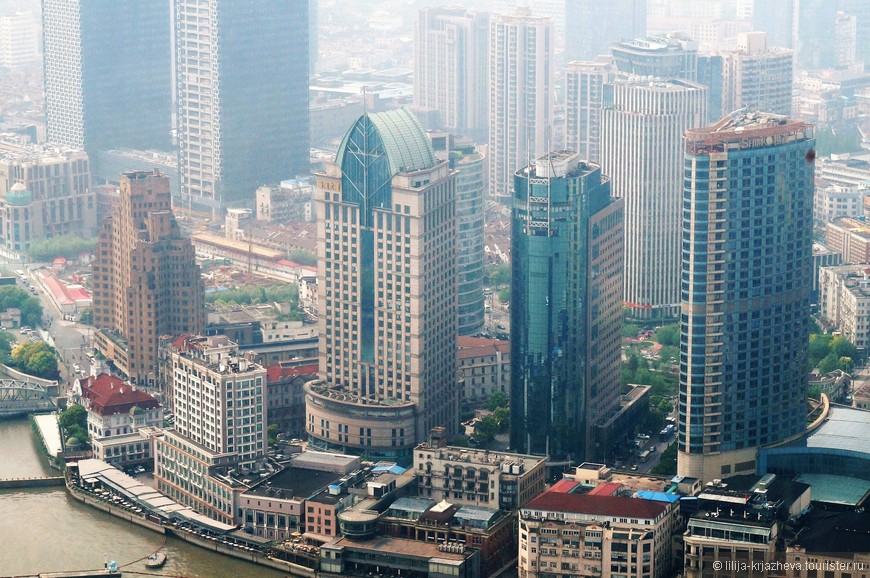 Небоскребы выше 200м обычное явление для Шанхая. По статистике - выше 170 метров - более 80 зданий, из них выше 200м - более 45 зданий.