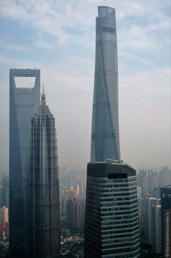 Слева небоскреб «Открывашка», перед ним Дзинь Мао, который был самым высоким небоскрёбом Китая ХХ века. Справа - самый высокий небоскреб Шанхая на сегодняшний день - Шанхайская башня