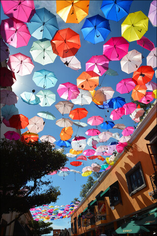 Центральная улица Тлакепаке была украшена яркими разноцветными зонтиками.