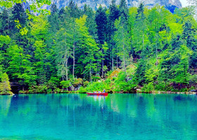 Романтическое лесное озеро Блаузее, Швейцария
