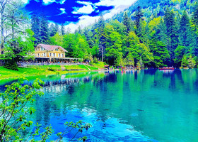 Романтическое лесное озеро Блаузее, Швейцария