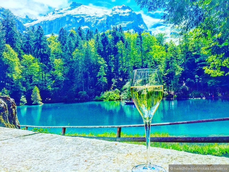 Романтическое лесное озеро Блаузее в Швейцарии