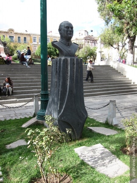 Памятник казненному президенту Гуальберто Вильяроэлю