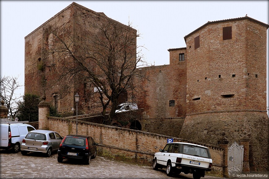 Рокка Малатестиана, замок Сиджизмондо, построена в 1386 году. С 1447 года она имеет тот облик, который мы видим сейчас. Замок находится в частной собственности, у старейшей римской семьи Колонна, раньше разрешались визиты в определенные дни и часы, но сейчас замок закрыли на реставрацию.