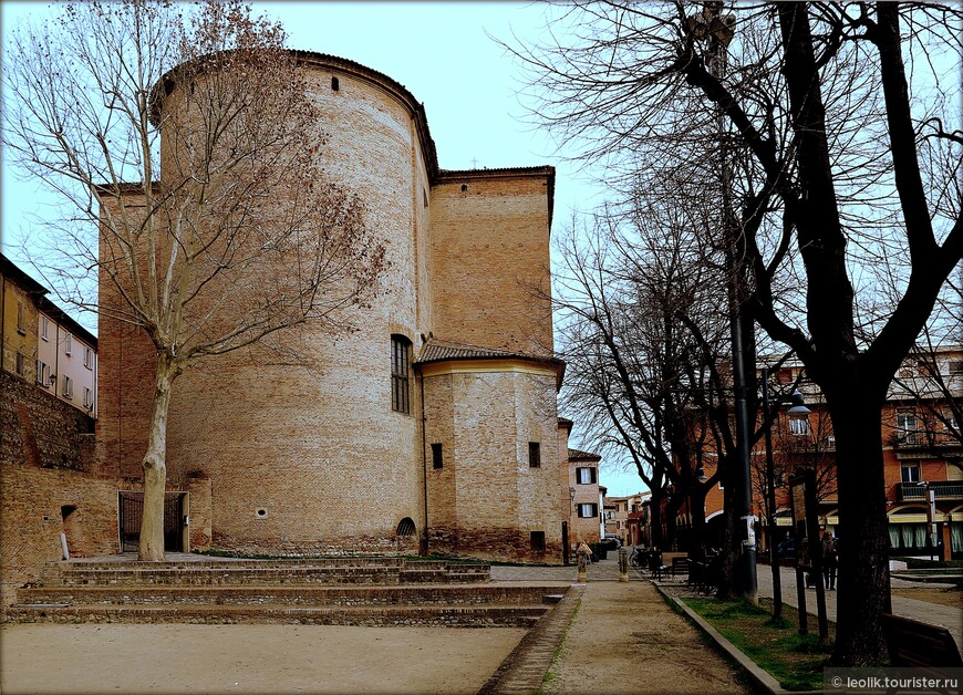 Коллегиальная церковь Сантарканджело с тыла.