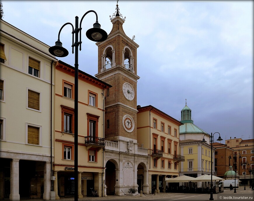  Часовая башня 16-го столетия - Torre dell’ Orologio  на площади Tre Martini .