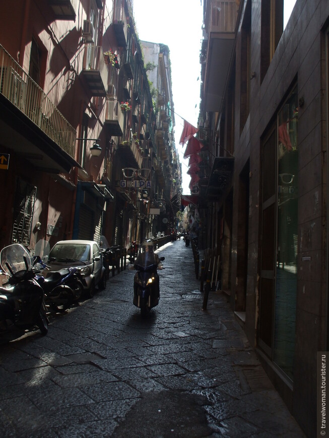 Неаполь...невероятно колоритный город, пахнущий кофе, морем и лимонами