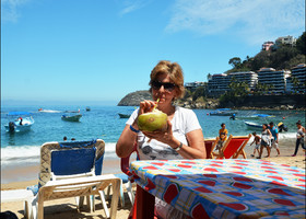 Приятно вот так посидеть на пляже, потягивая свежий  кокосовый сок.