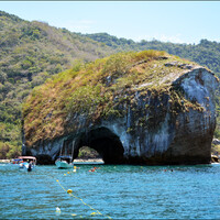 Пещеры, гроты, арки - природные формации островков.