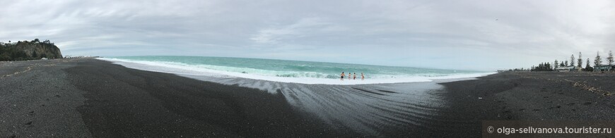 Океан 1 января бушевал, но наших туристов это не остановило, полезли  волны. Говорили, что в волнах тепло, я не поверила :) и стояла на берегу в куртке.