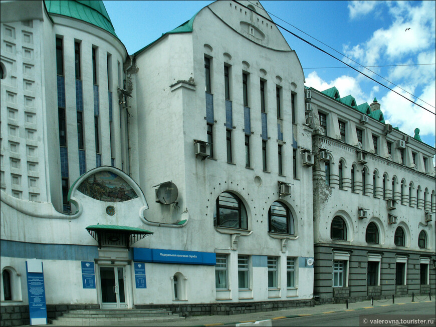 Башня-репродуктор.Здание, построенное в постсоветский период (1994-1996 годы), один из удачных строительных проектов, реализованных в Нижнем за последние десятилетия.
