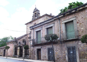 На этой улице стоит скит имени его же (Ermita de San Roque). Барочный скит XiX века. В анфас целиком снять никак не удавалось.
