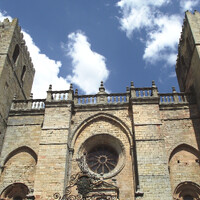 Catedral en Sigüenza - пожалуй особый Собор в Испании. Изначально, должен был нести так же и функцию оборонительной крепости. Начал строиться вскоре после отвоевания города у мусульман в XII веке. Строился по инициативе епископа Дона Бернардо де Ахен. Башня справа построена в XIV веке, а башня слева в XVI.