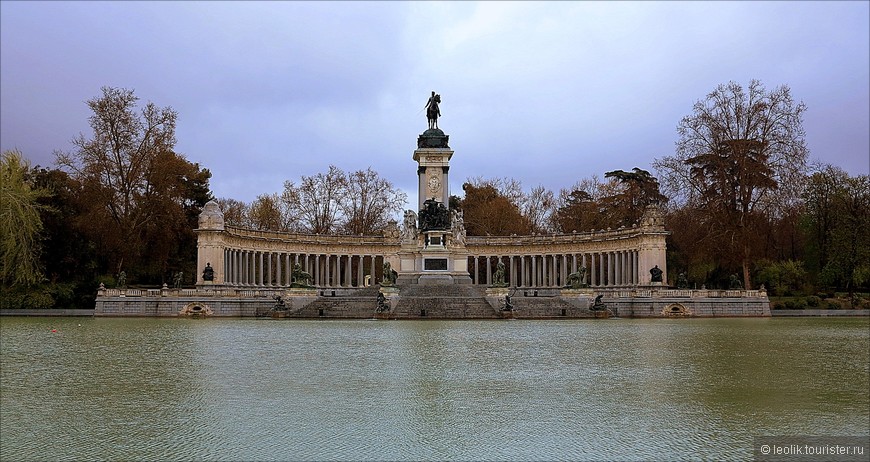 Памятник Альфонсо XII в парке Ретиро.