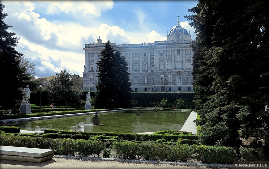 Вид на королевский дворец из садов Саббатини.