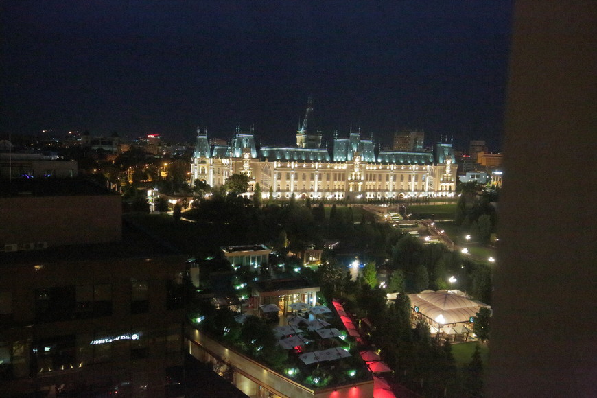 Вид на ночной Дворец.