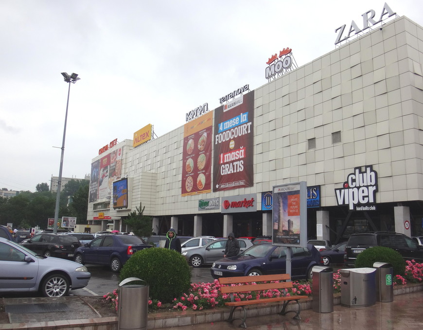 Ещё один торговый центр в Яссах, Iulius Mall, в десяти минутах ходьбы от отеля по набережной реки Бахлуй.