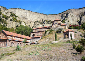 Средневековый монашеский архитектурный комплекс  Шио-Мгвиме,  неподалеку от города Мцхета. Он расположен в узком известняковом ущелье на северном берегу реки Мтквари (Кура), примерно в 30 км от грузинской столицы Тбилиси.