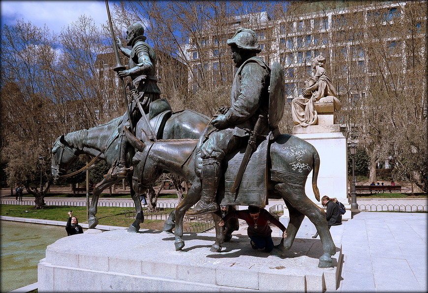 Деталь памятнику Сервантесу на площади Испании.