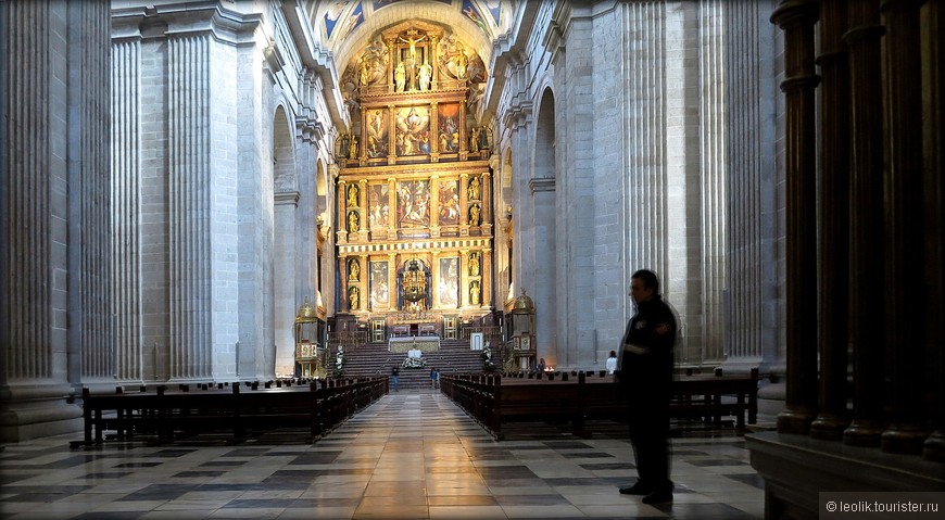 Главное ретабло (заалтарный образ) спроектировал сам архитектор Эскориала Хуан де Эррера; между яшмовыми и мраморными колоннами размещены картины сцен из жизни Христа, Девы Марии и святых.
