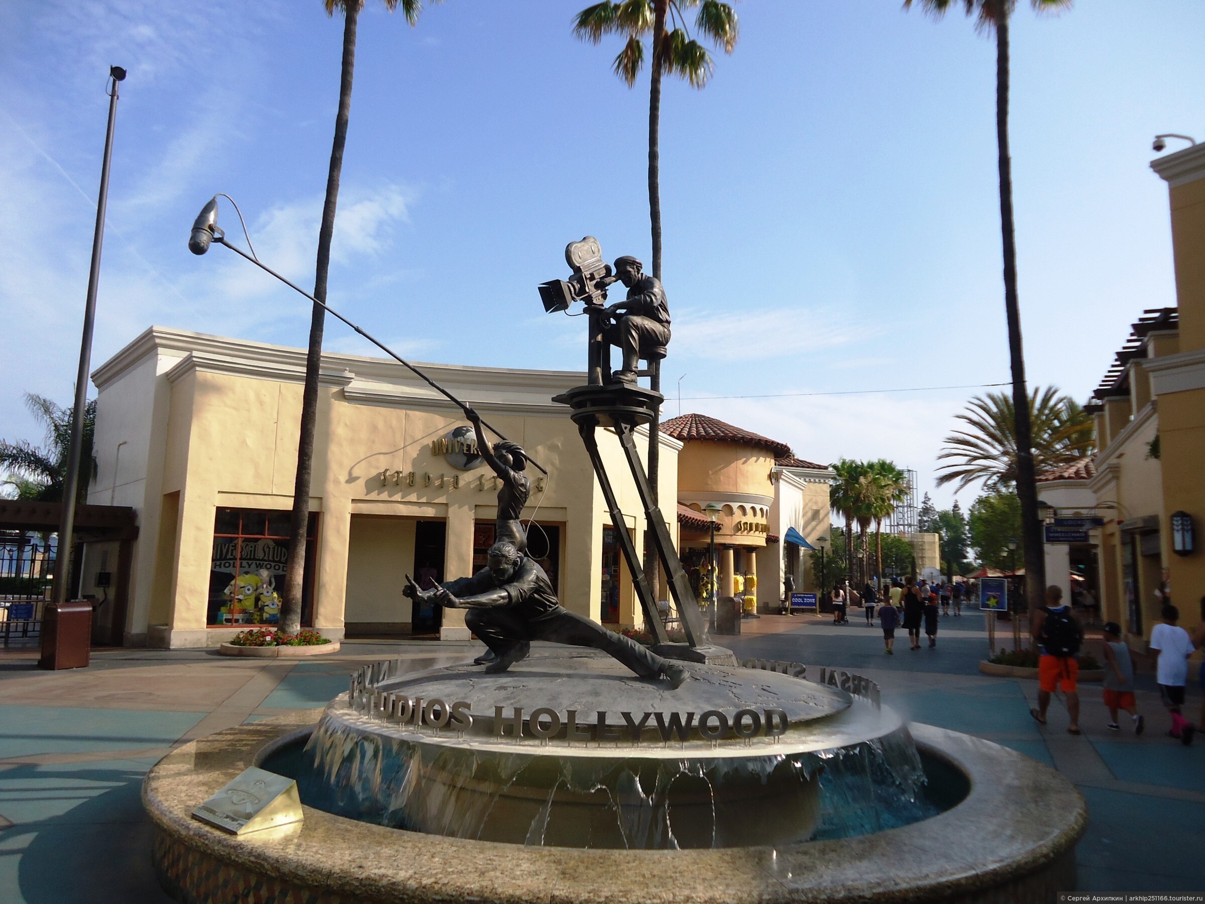 Голливудские киностудии. Лос-Анджелес примечательности. Киностудия в Лос Анджелесе. Лос Анджелес достопримечательности Голливуд. Статуя в Лос Анджелесе.