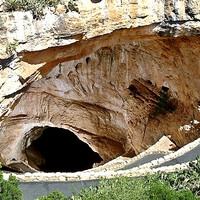 Винтовой спуск в пещеру.