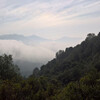 Облака, пойманные в ловушку между холмами Кордильера Коста в Чили