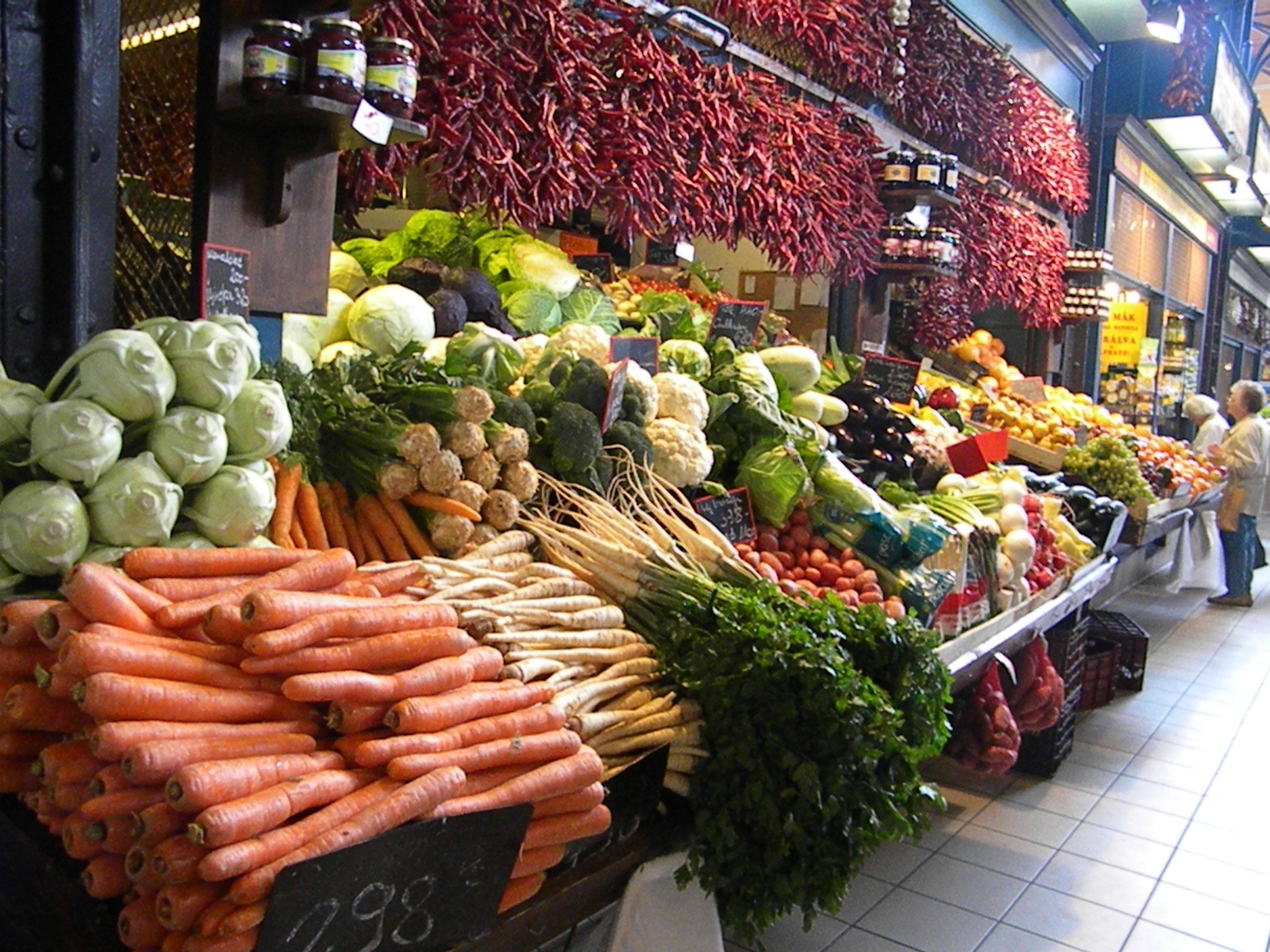 Рынок витрины. Выкладка овощей и фруктов на рынке. Прилавок с овощами и фруктами. Красивая выкладка фруктов на рынке. Витрина овощи и фрукты на рынке.