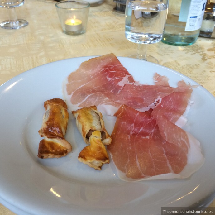 На первое обязательно подается закуска. Тосканская ветчина в вариациях, например, с мини-сосисками в тесте. 