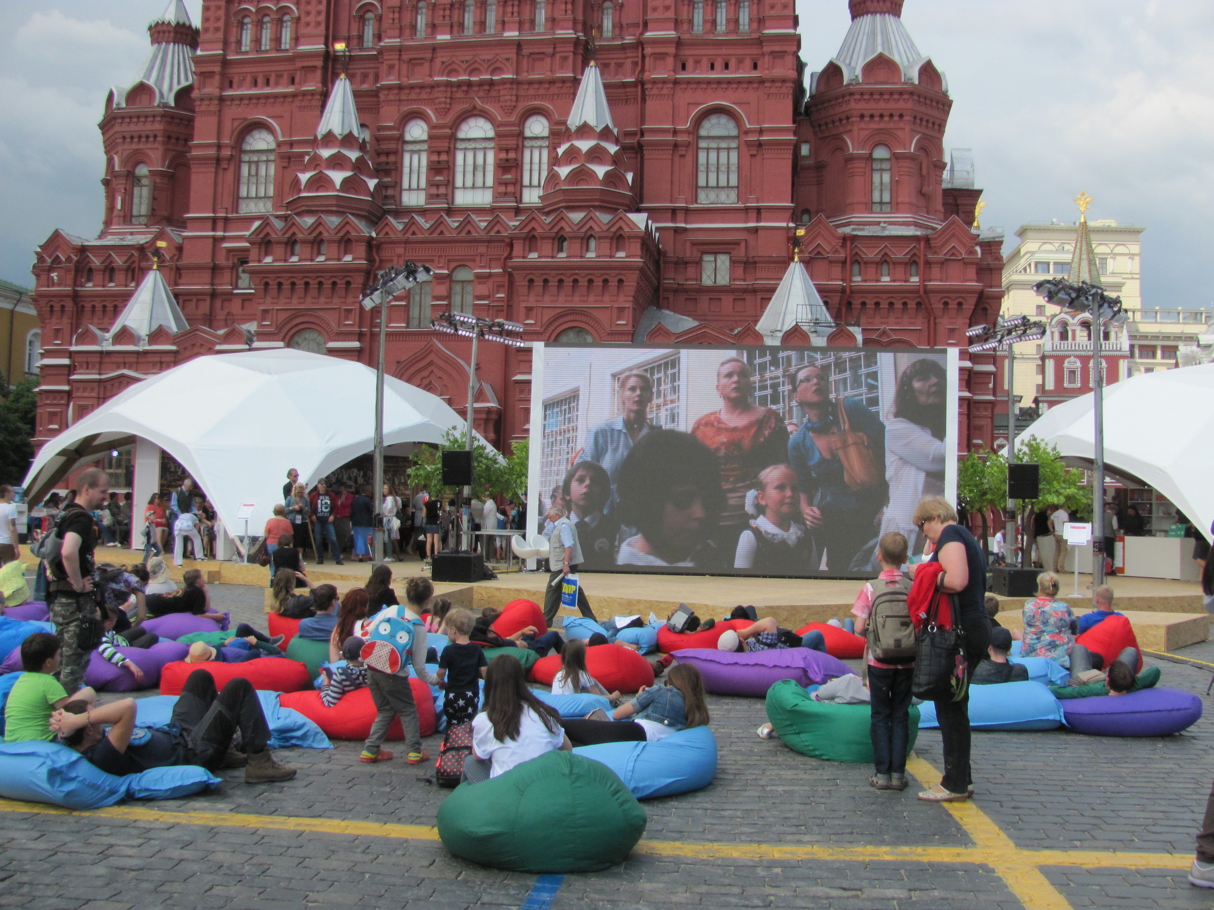Сцена на красной площади. Палатки на красной площади. Май в Москве. Красная площадь Майская. Фестивали в Москве в мае.