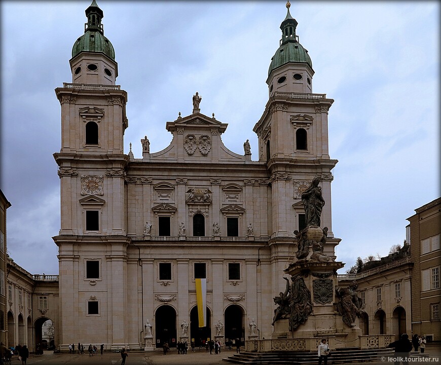 Кафедральный собор Зальцбурга, построенный в 1628 году Сантино Солари по проекту Скамоцци, стал первым церковным зданием в стиле раннего барокко на северной территории Альпийских гор. На Соборной площади, перед храмом - Колонна богоматери, возведенная в конце XVIII века.