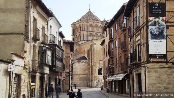Calle Mayor  вид на Colegiata de Santa María la Mayor. Этот храм, с чертами позднего романского стиля и ранней готики, строился почти век - с 1160 года (во времена царствования Фернандо II Леонского) по 1240 год. Но освещена была уже в 1174 году. 