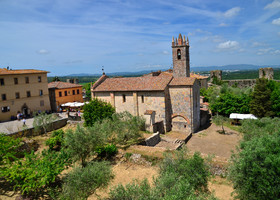 Приходская церковь в окружении оливкового сада.