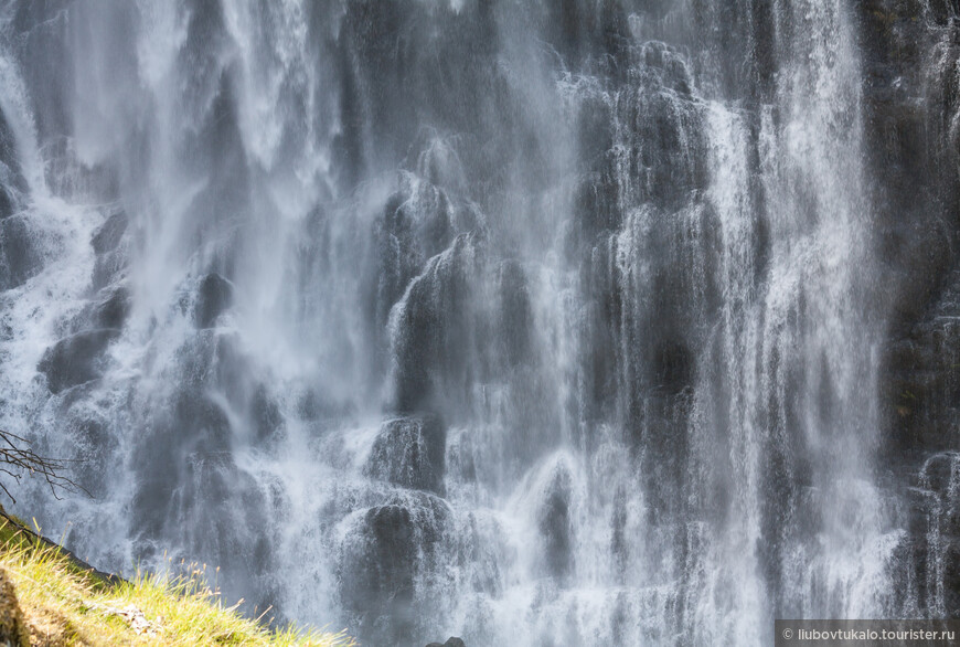 Водопад Бреккефоссен недалеко от Флома