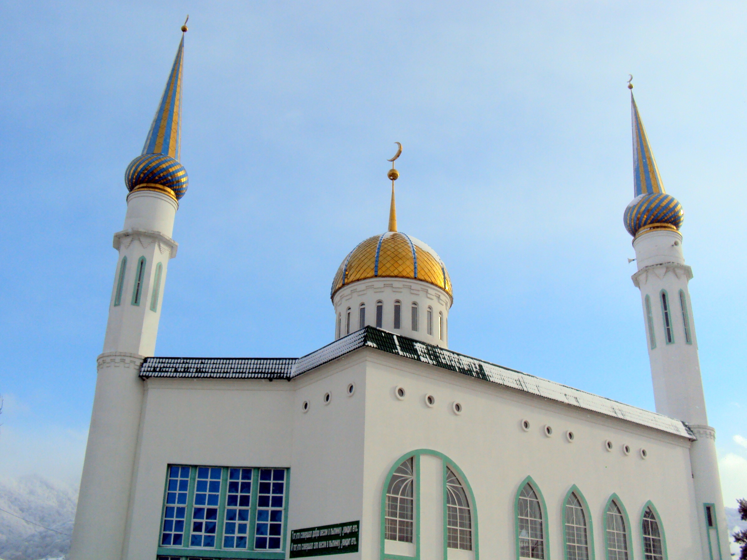 Карачаевск черкесский. Соборная мечеть Карачаево-Черкесии. Соборная мечеть Черкесск. Соборная мечеть в Карачаевске. Центральная мечеть город Черкесск.