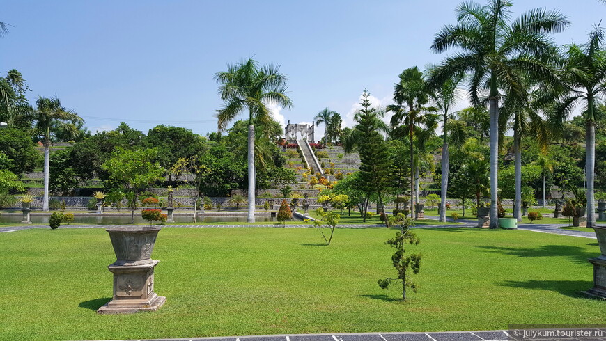 Водный дворец Таман Уджунг