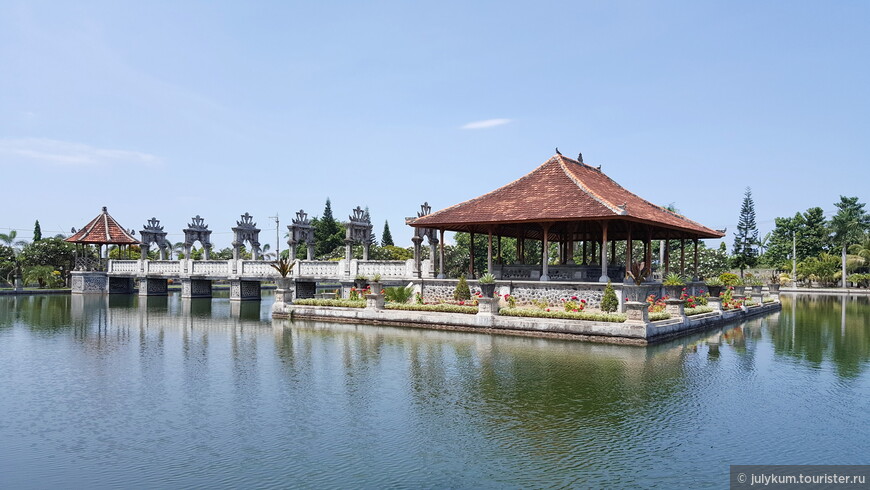Водный дворец Таман Уджунг