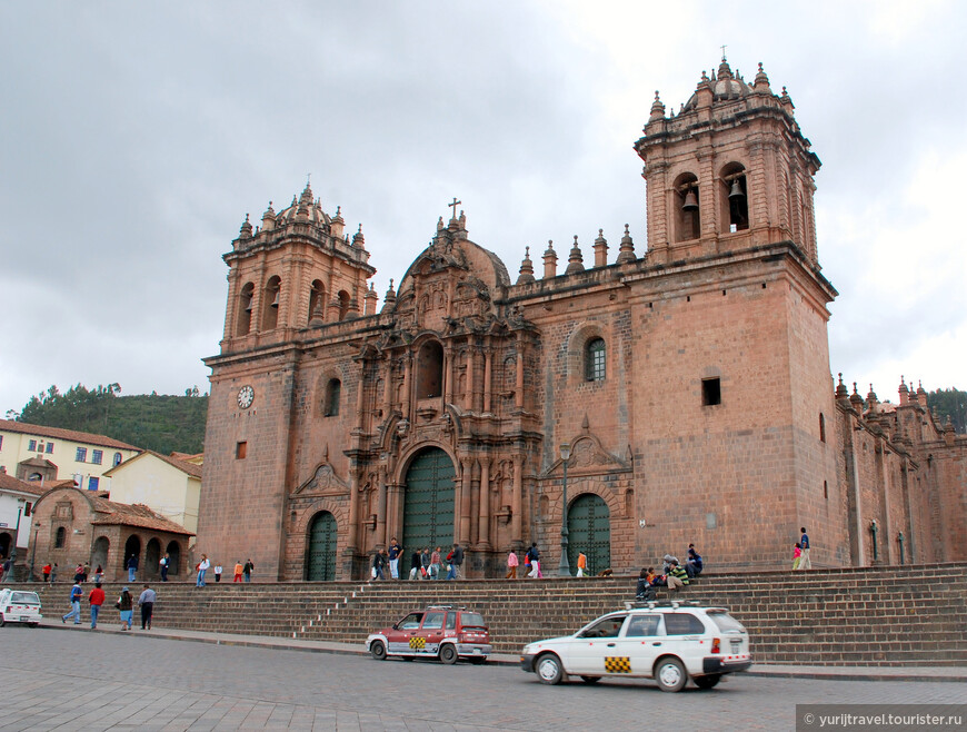 Кафедральный собор на площади Plaza de Armas с колоколом Мария Ангола считается одним из крупнейших в Южной Америке