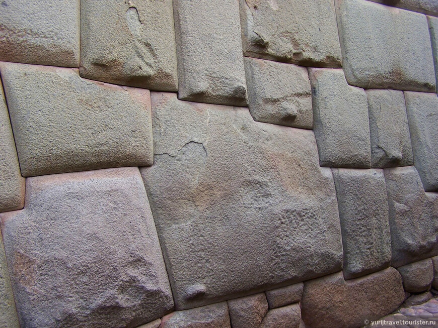 Пример полигональной кладки в фундаментах Куско