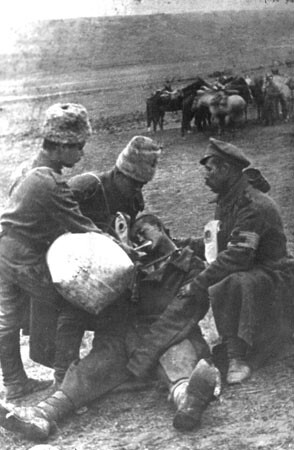 Солдаты царской армии оказывают помощь пострадавшим от отравляющих газов.
