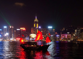 И Гонконг, подружившись и взяв обещание обязательно вернуться, устроит роскошные проводы. С сиянием огней ночного города и алыми парусами, неторопливо скользящими по глади залива. Ну как тут не влюбиться...