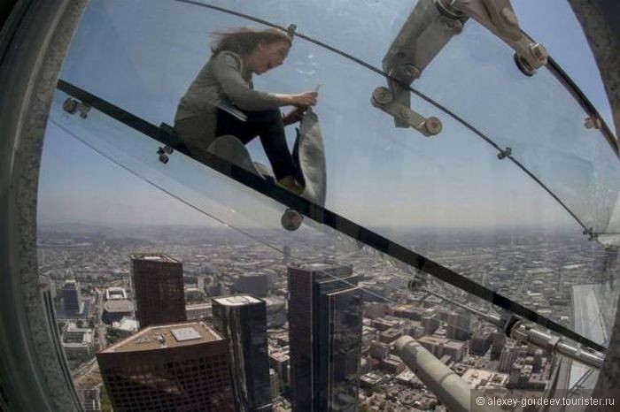 Стеклянная горка на трёхсотметровой высоте. Лос- Анджелес