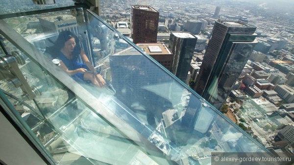 Стеклянная горка на трёхсотметровой высоте. Лос- Анджелес