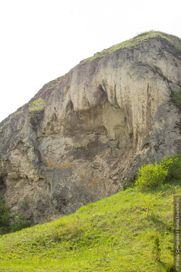 Лик в горе. Монастырь Рукомышль