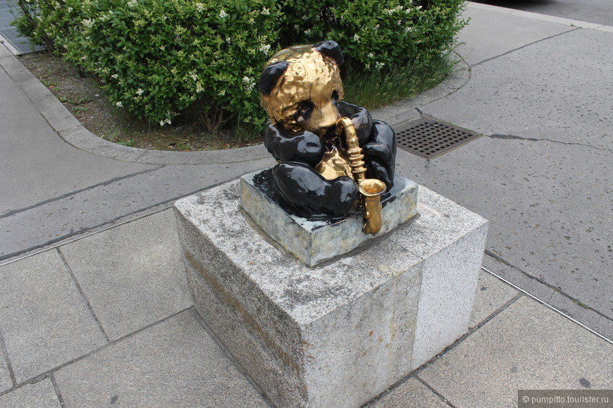 Панда от неизвестного скульптора в центре города