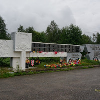 Перед Музеем расположен памятник жителям села, погибшим в годы Великой Отечественной войны.