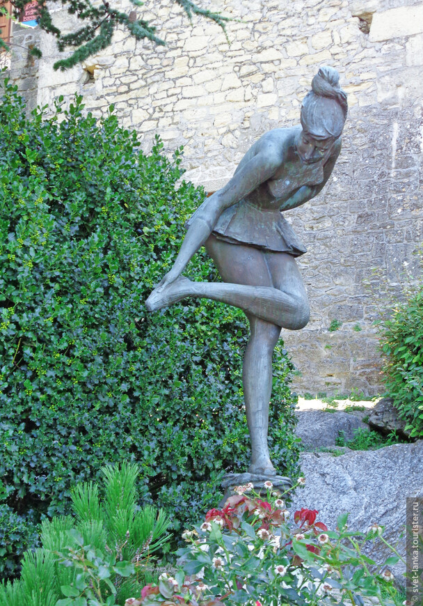 Балерина, работа скульптора Крочетти.
