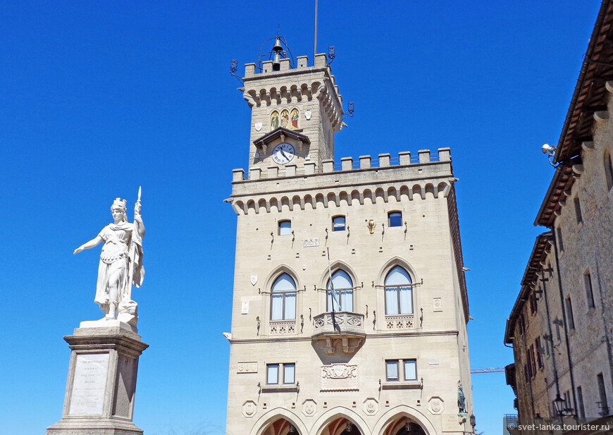 Палаццо Публико (Народный дворец) и статуя Свободы на площади Свободы.