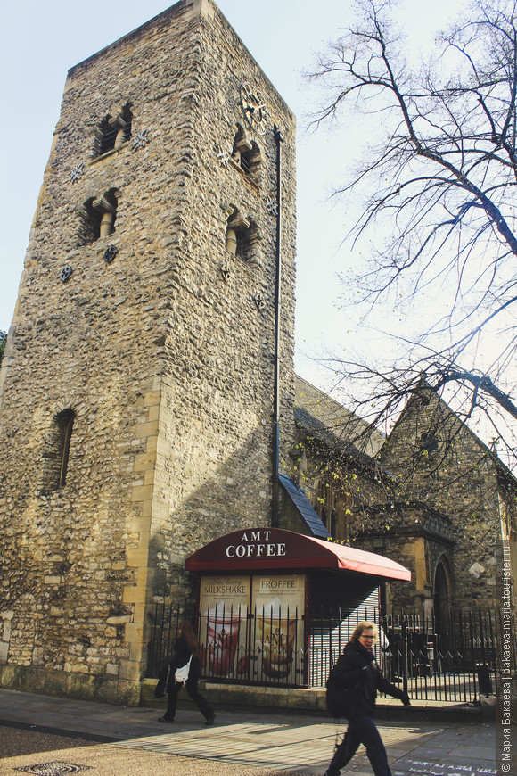 Saxon Tower . Башня церкви Св. Михаил в Нортгейте — на Корнмаркет-Стрит, на перекрестке с Ship Street. Когда Оксфорд был окружен крепостной стеной, здесь находились Северные ворота Northgate, рядом с которыми стояла церковь. Это самое старое здание Оксфорда, построенное еще саксами в 1040 году.