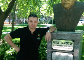Памятник Расул Гамзатову в центре Яловы.